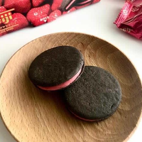 Meiji Rich Chocolate Chocolate Sand Strawberry Sandwich Biscuits (Pack of 5)